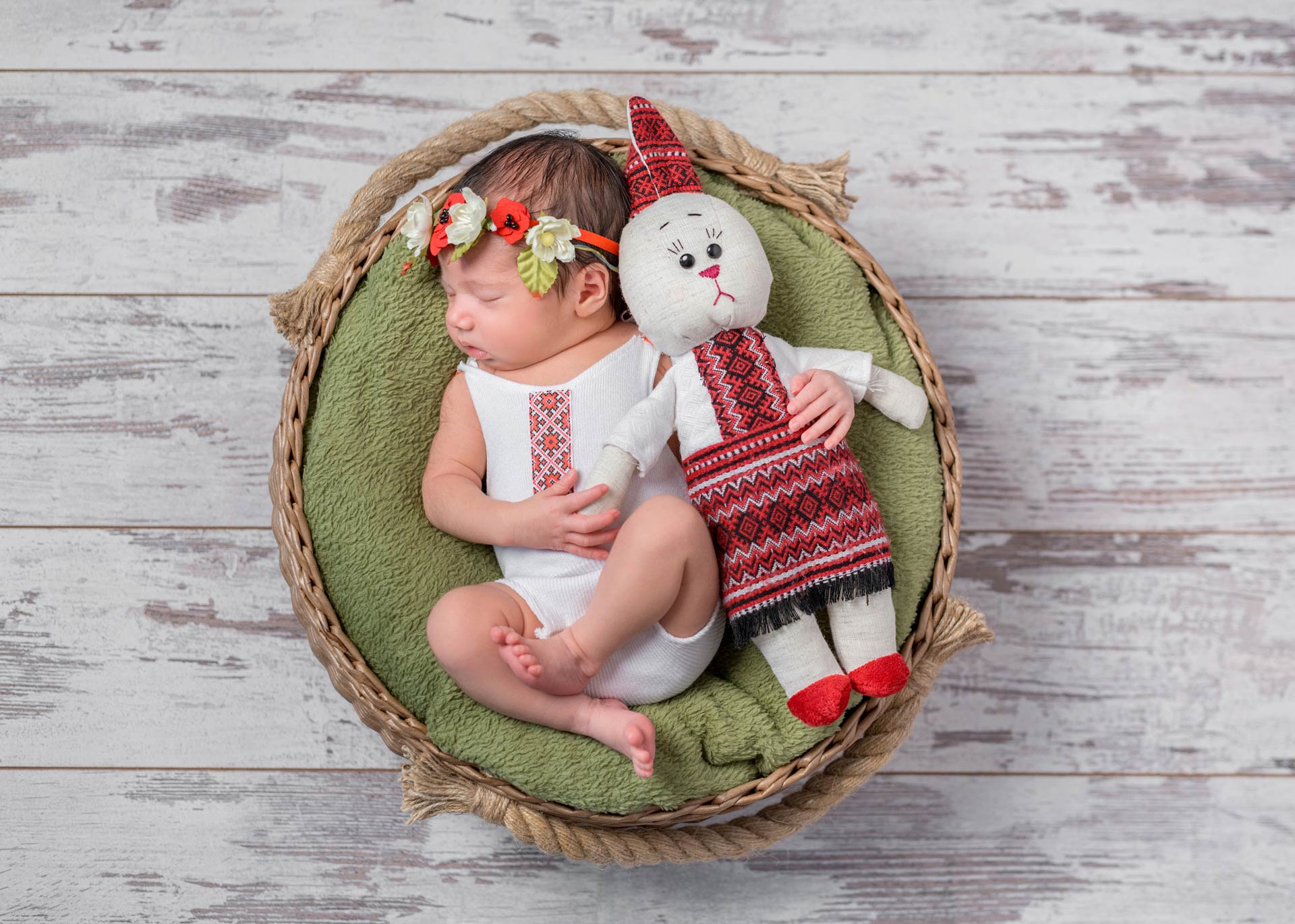 Traditional-Baby-Girl-Clothes-in-the-Eastern-European-Territory