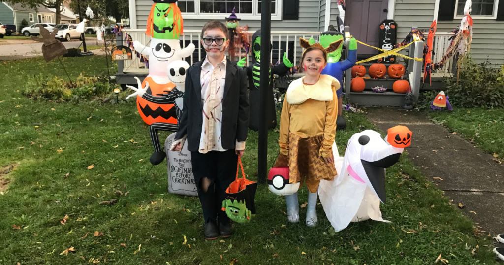 30 Family Halloween Costumes & Outfits for Parties - 25