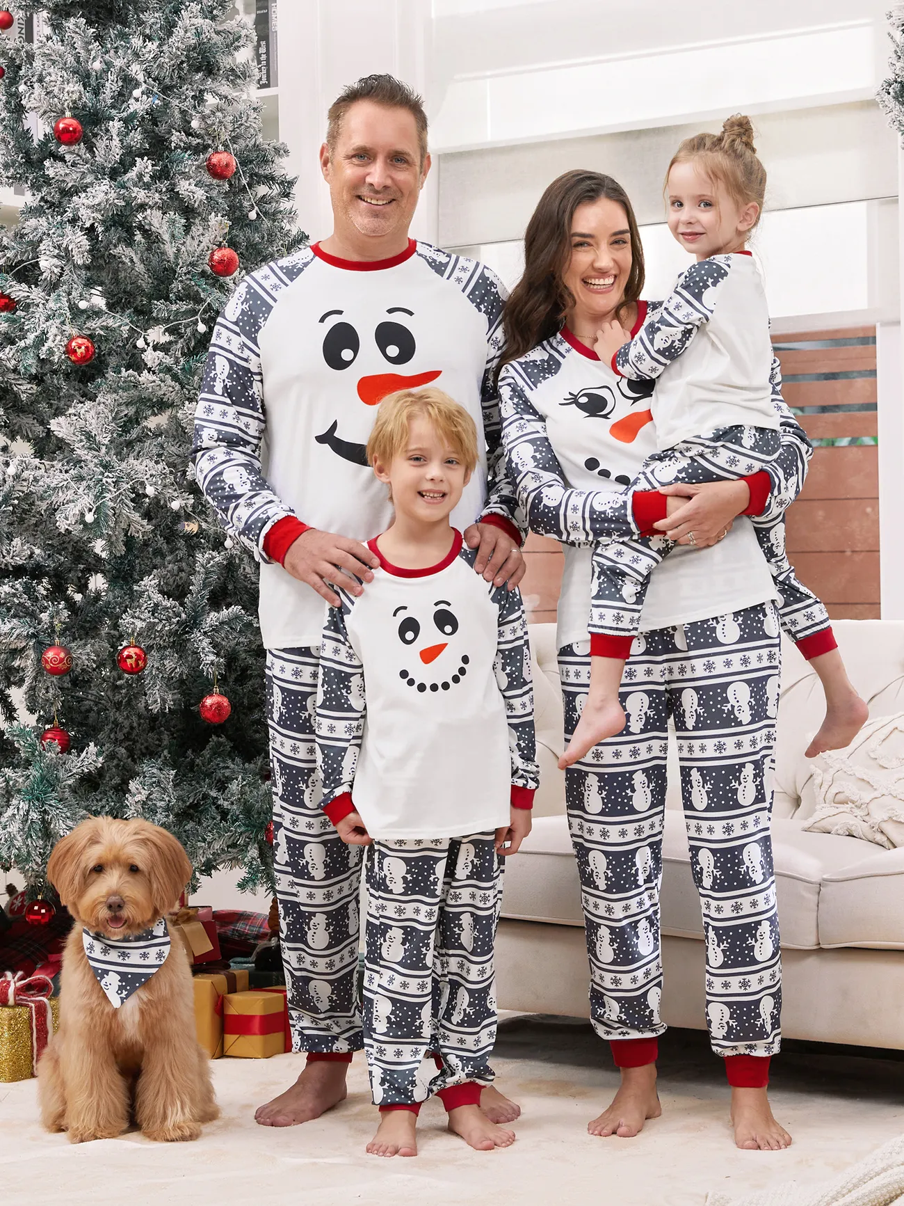 What Colors Are Best For Christmas Family Photos? - 7